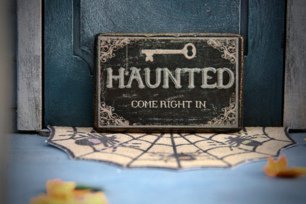 haunted come right in sign