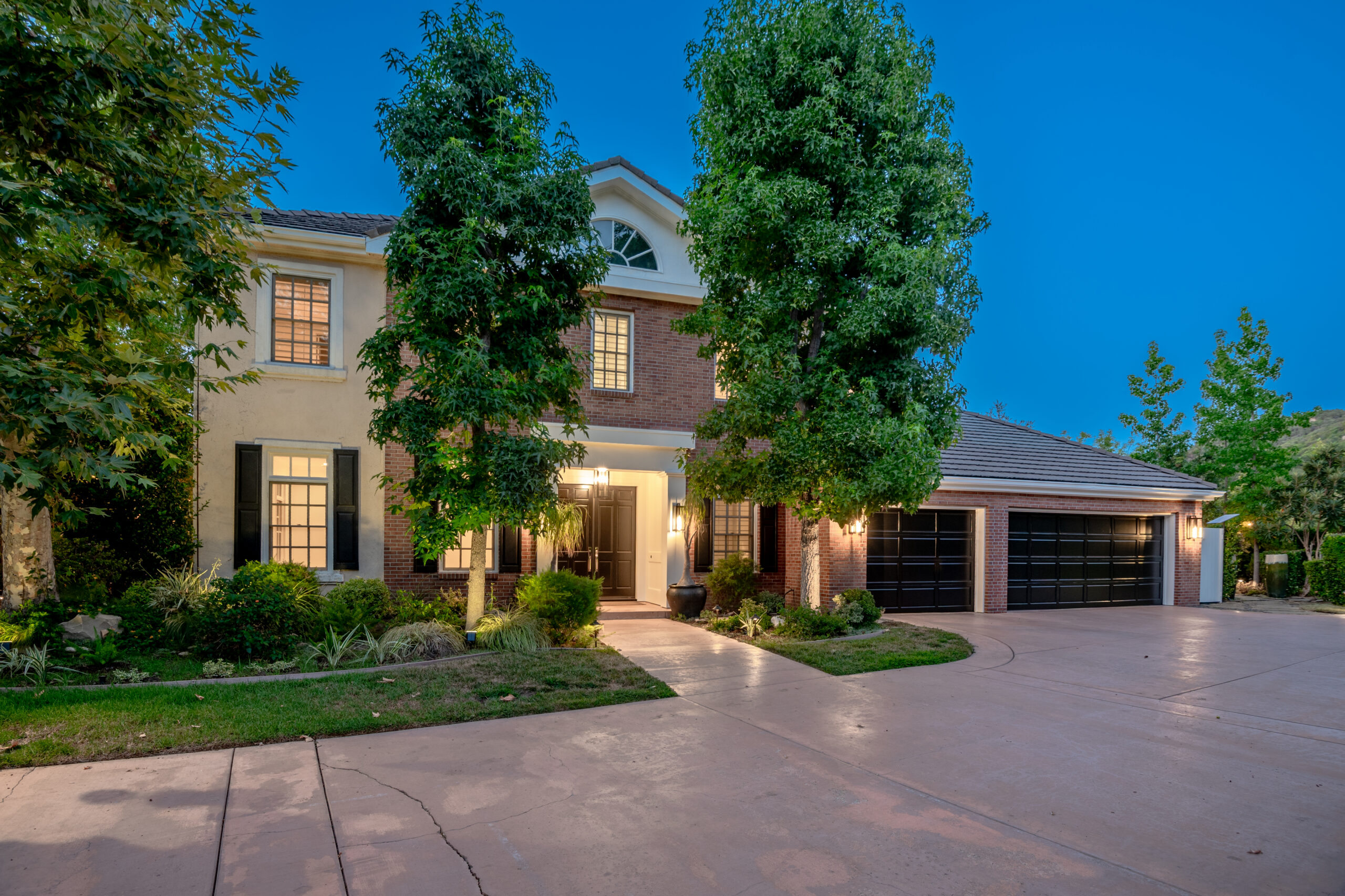Elegant Thousand Oaks luxury home entrance ideal for relocation buyers