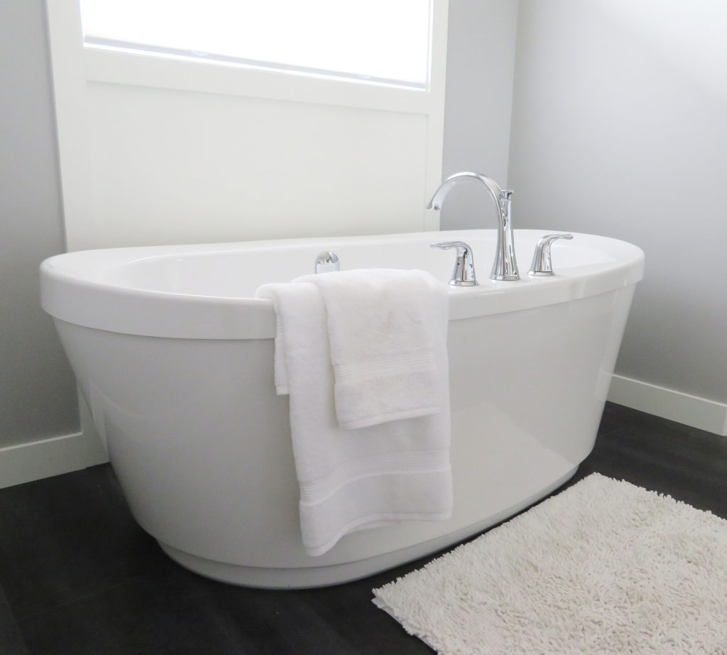 clean bathtub housekeeping