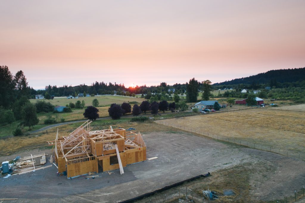  bâtiment en bois brun 