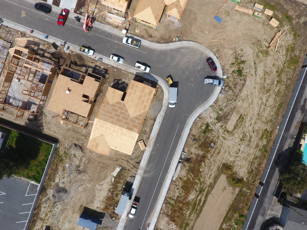  vue aérienne des véhicules sur la route pendant la journée 