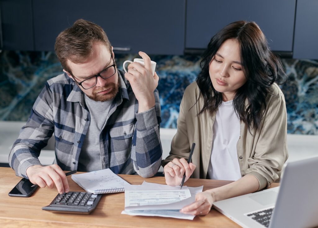 couple looking at credit score
